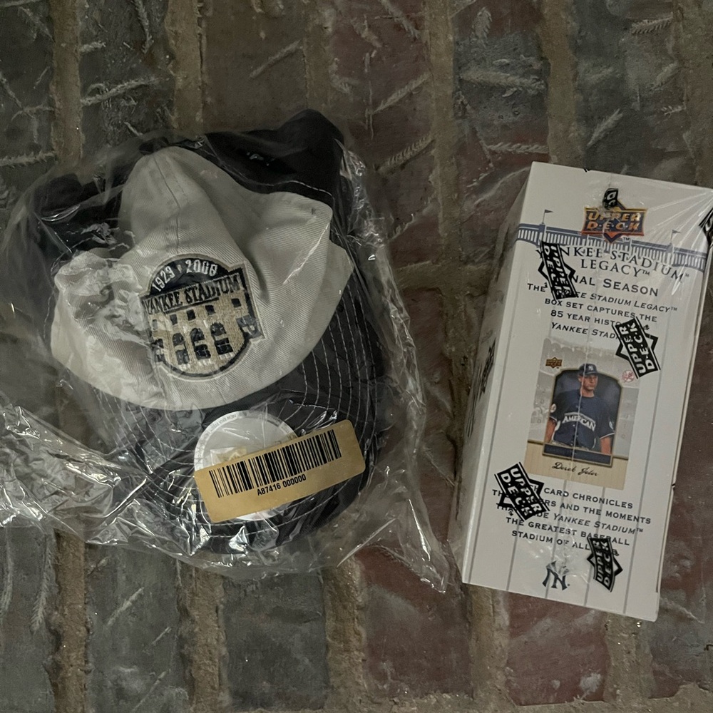 YANKEE Stadium Legacy Final Season Commemorative Baseball Cap and 100 Card Set